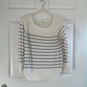 Market & Spruce | Robin Curved Hem Pullover | M | Gray & White